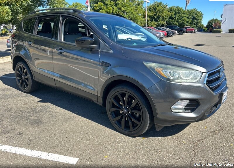 2017 Ford Escape SE - Photo 2 - Visalia, CA 93292