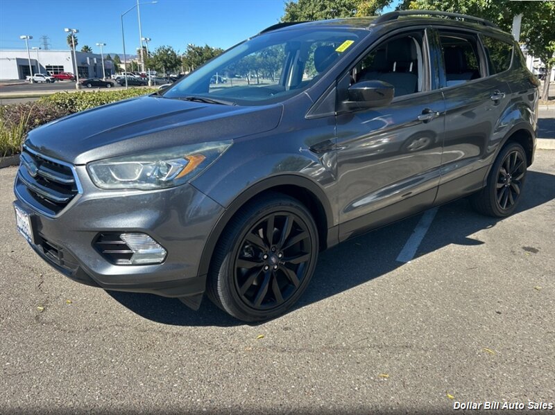 2017 Ford Escape SE   - Photo 1 - Visalia, CA 93292