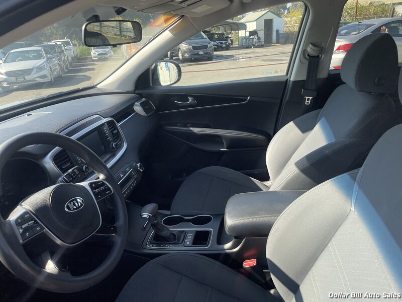 2019 Kia Sorento LX V6   - Photo 10 - Visalia, CA 93292
