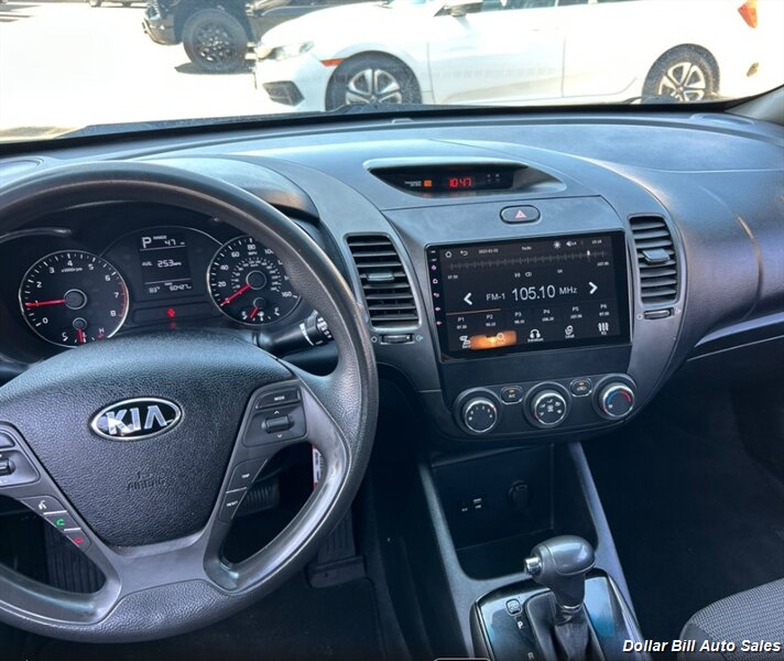 2017 Kia Forte LX - Photo 5 - Visalia, CA 93292