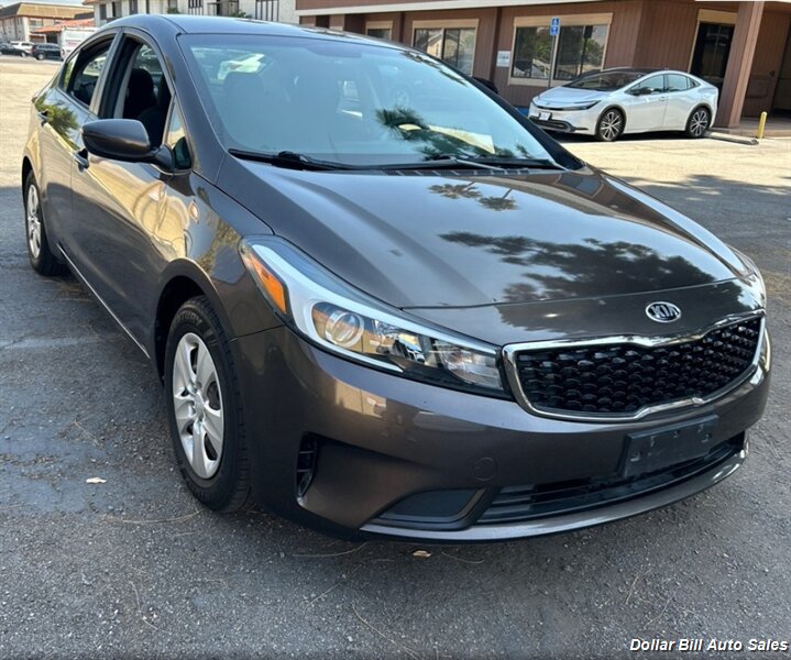2017 Kia Forte LX - Photo 2 - Visalia, CA 93292