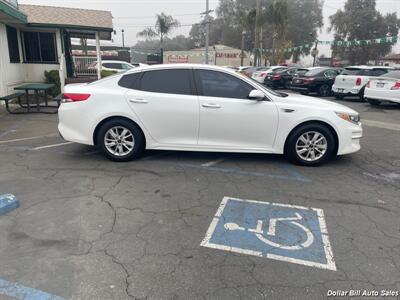 2017 Kia Optima LX   - Photo 8 - Visalia, CA 93292