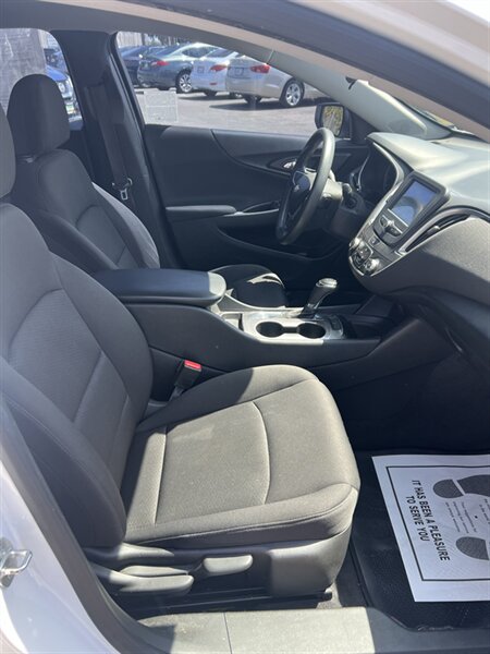 2018 Chevrolet Malibu LS - Photo 11 - Visalia, CA 93292