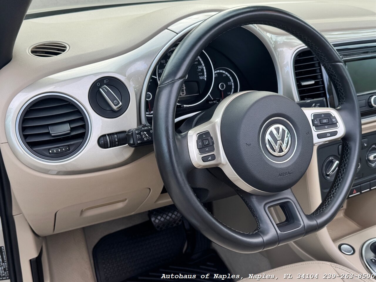 2013 Volkswagen Beetle Convertible 2.5L   - Photo 16 - Naples, FL 34104