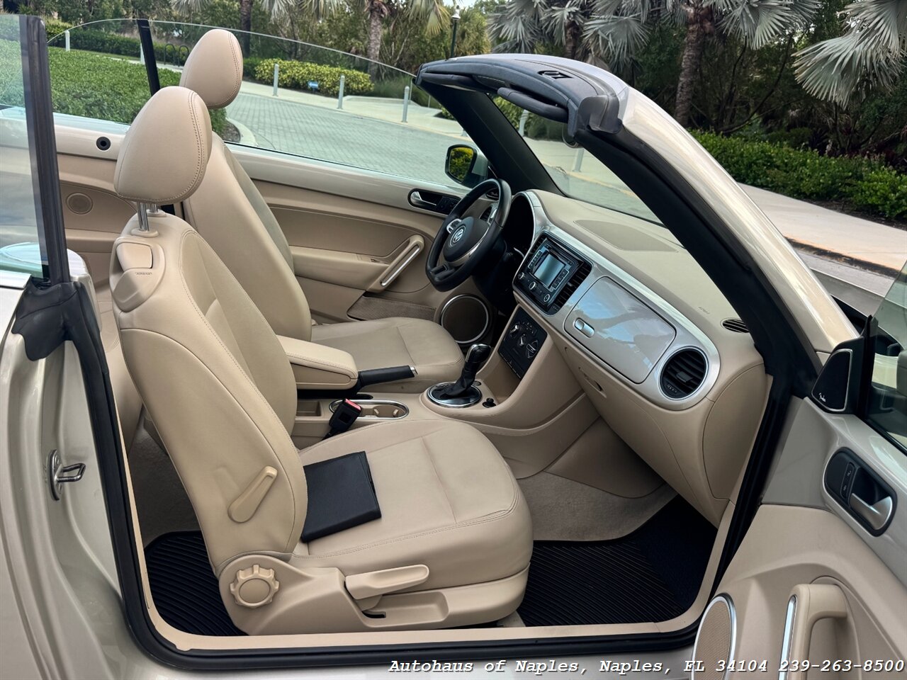 2013 Volkswagen Beetle Convertible 2.5L   - Photo 22 - Naples, FL 34104