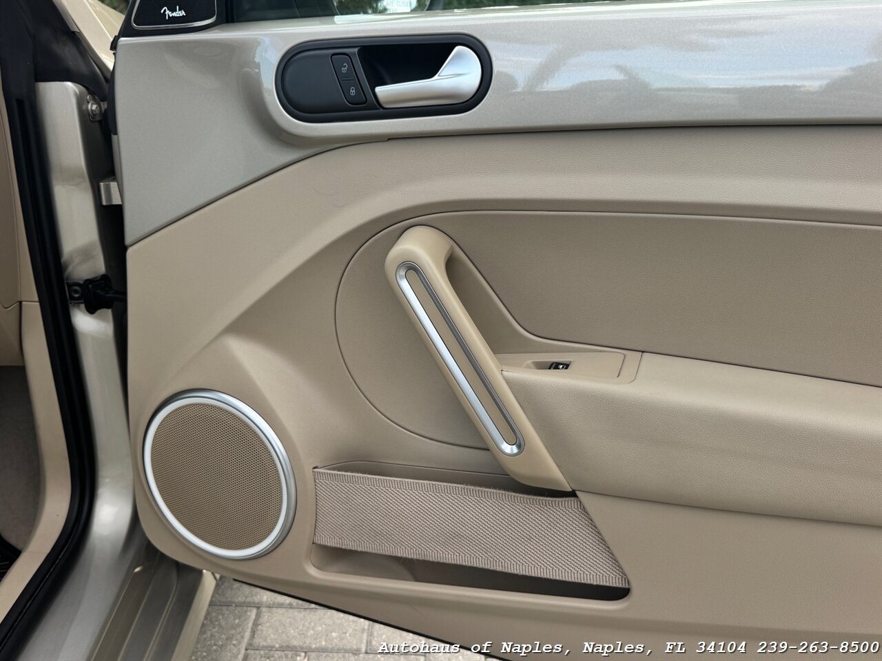 2013 Volkswagen Beetle Convertible 2.5L   - Photo 29 - Naples, FL 34104