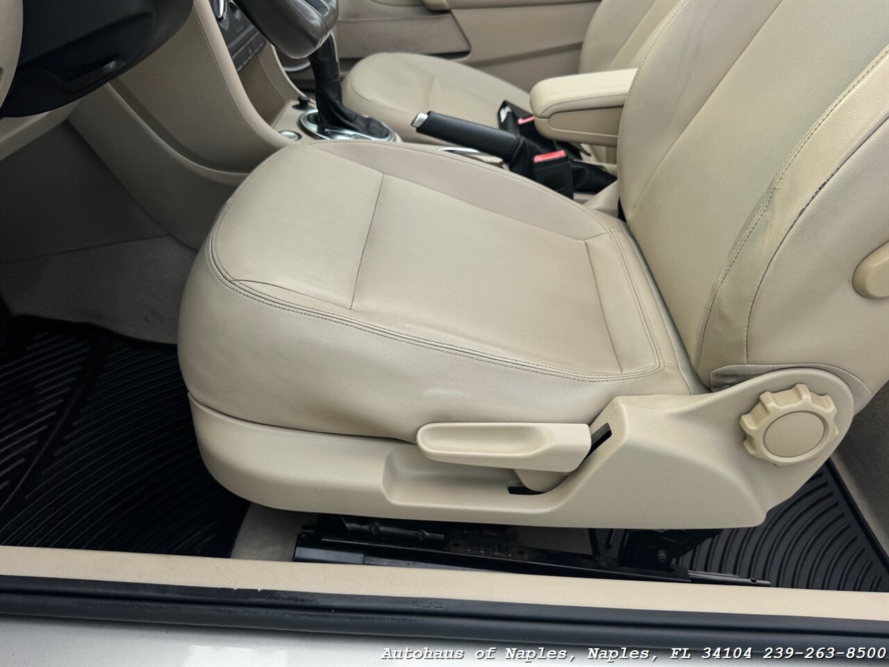 2013 Volkswagen Beetle Convertible 2.5L   - Photo 20 - Naples, FL 34104