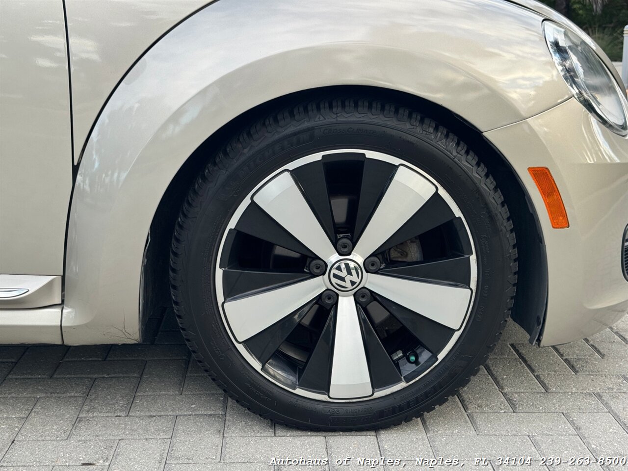 2013 Volkswagen Beetle Convertible 2.5L   - Photo 14 - Naples, FL 34104