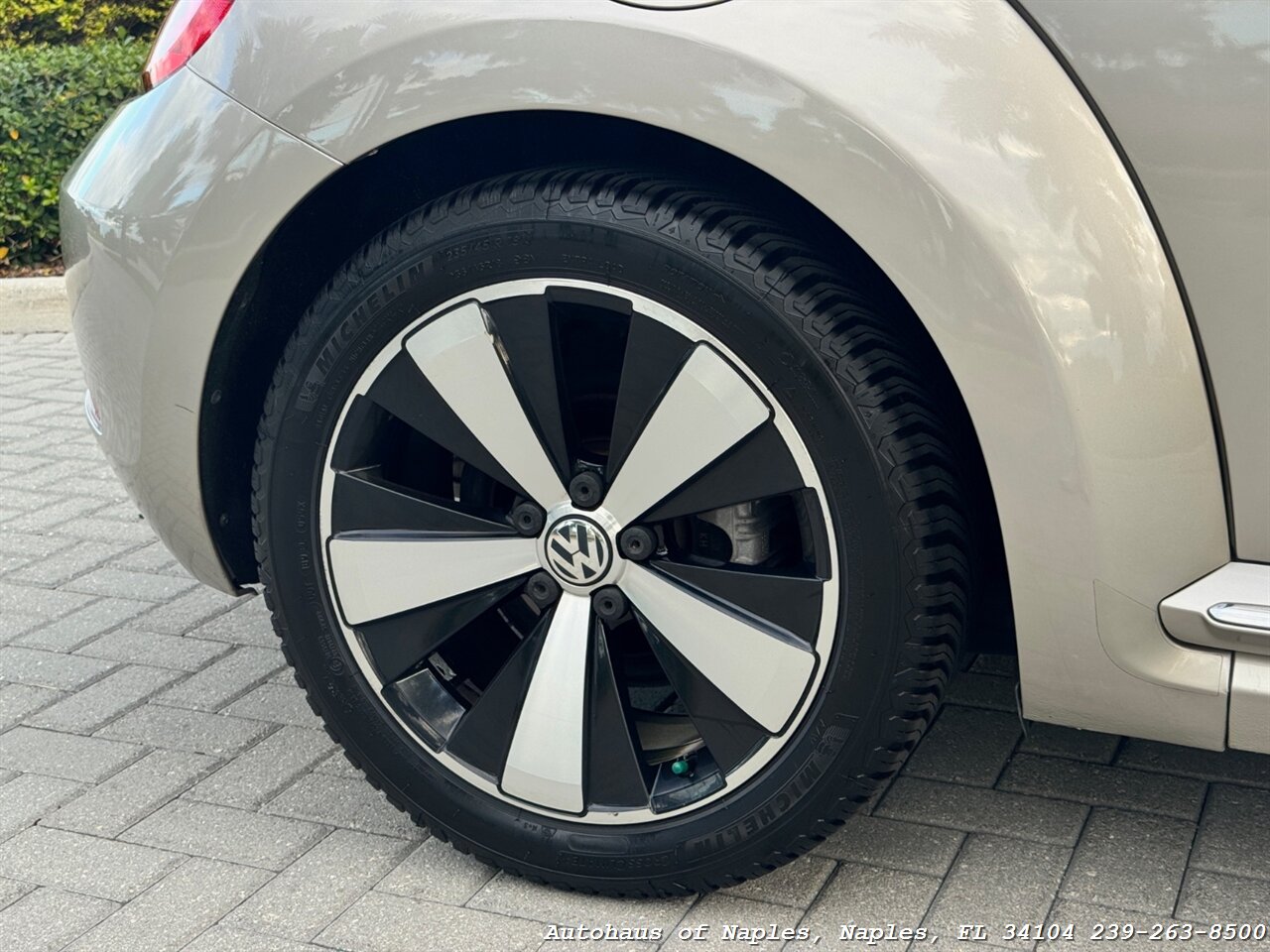 2013 Volkswagen Beetle Convertible 2.5L   - Photo 12 - Naples, FL 34104