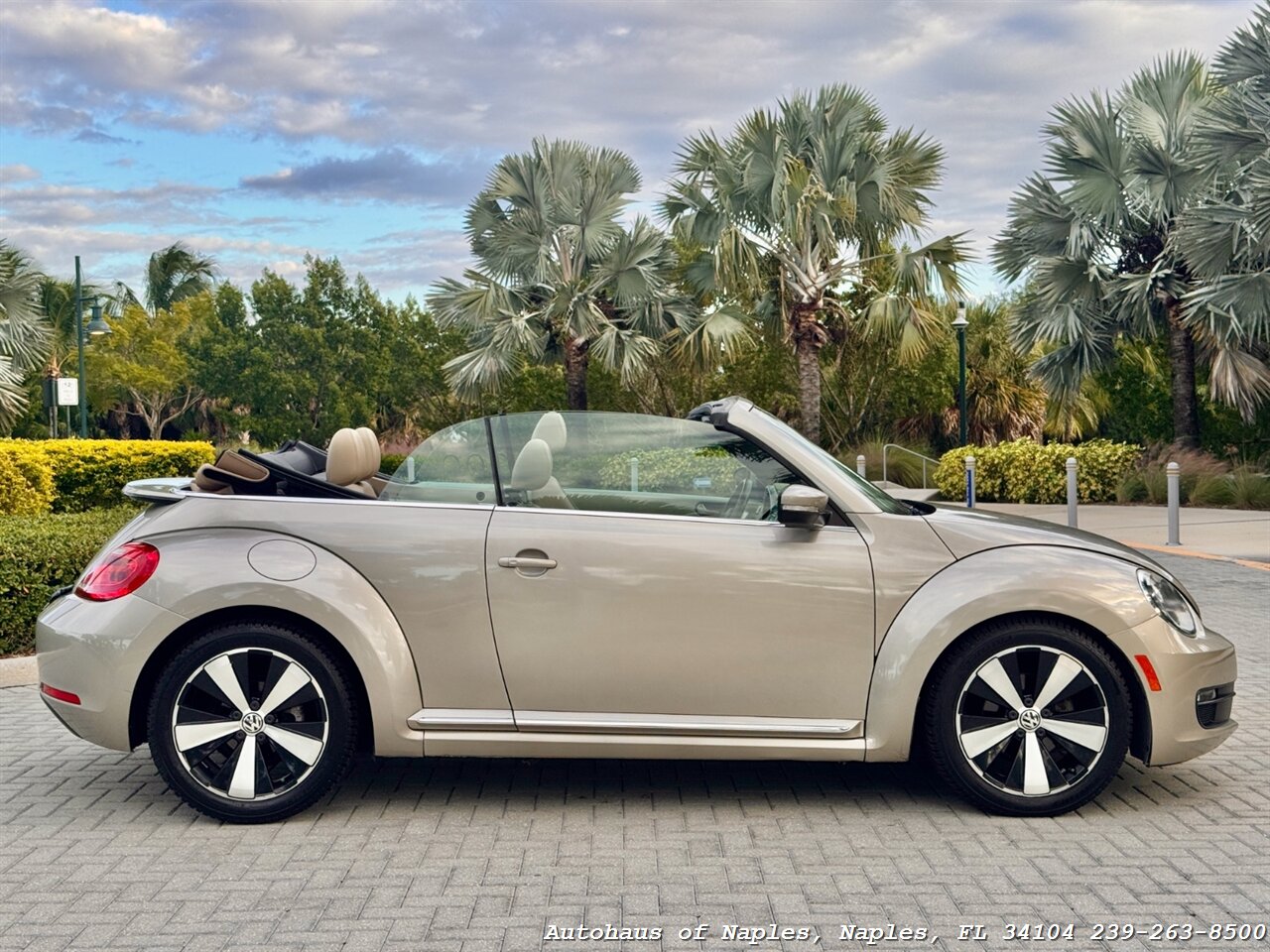 2013 Volkswagen Beetle Convertible 2.5L   - Photo 2 - Naples, FL 34104