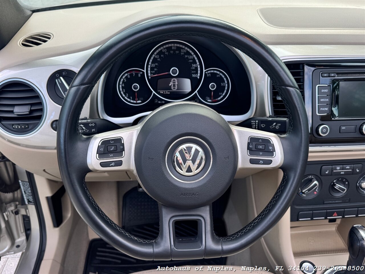 2013 Volkswagen Beetle Convertible 2.5L   - Photo 23 - Naples, FL 34104