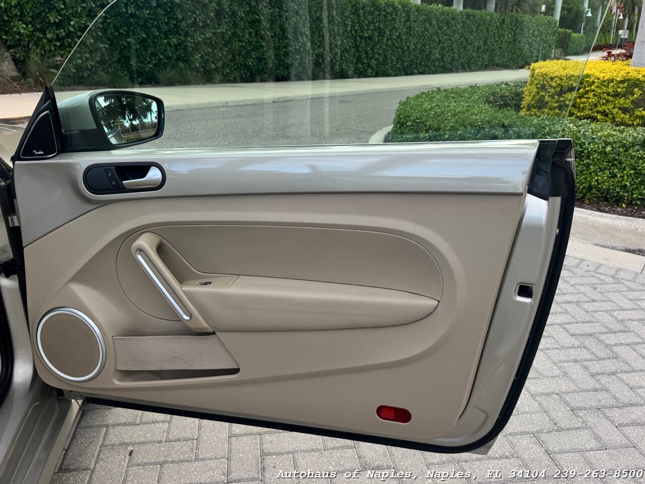 2013 Volkswagen Beetle Convertible 2.5L   - Photo 27 - Naples, FL 34104