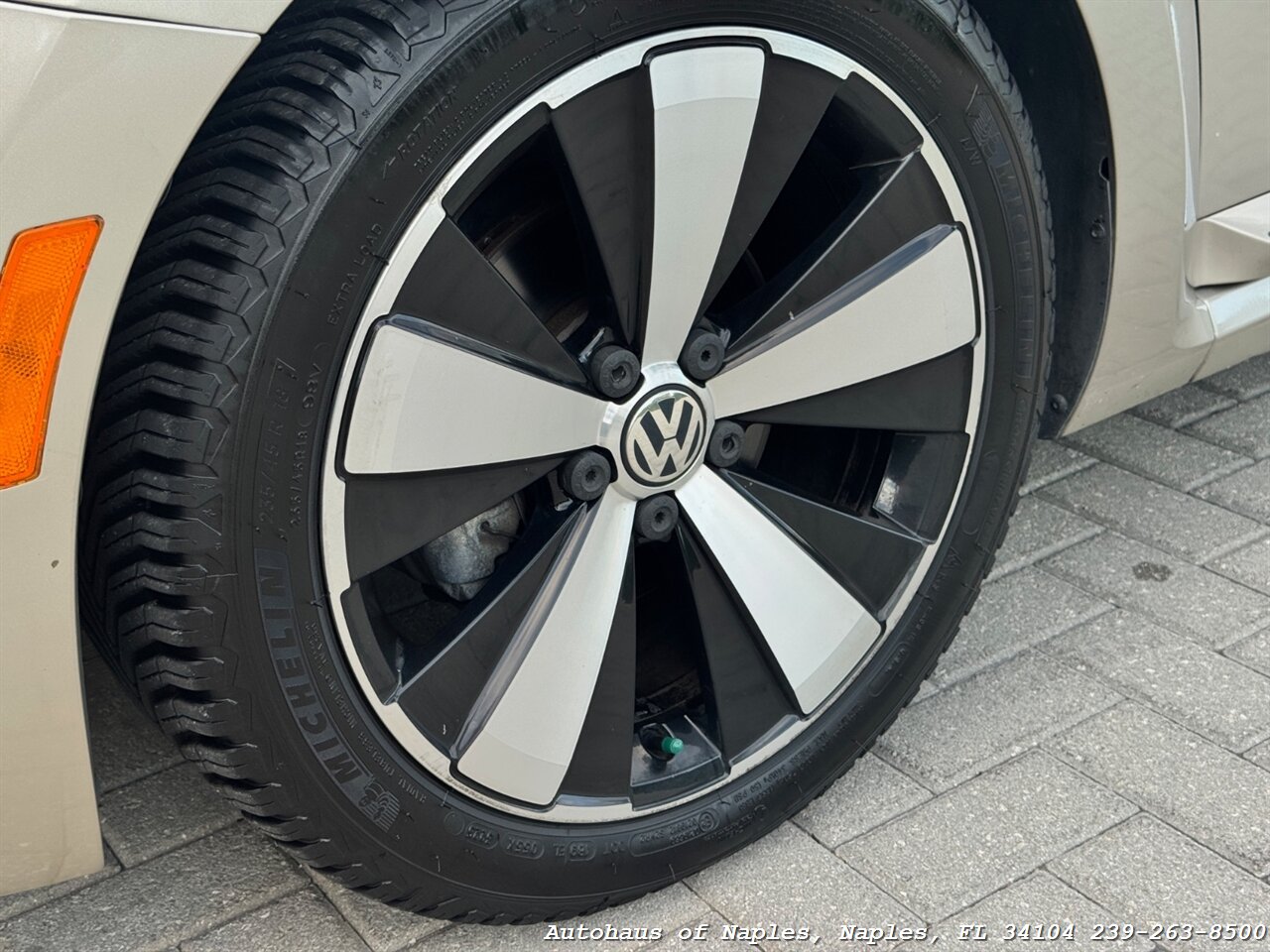 2013 Volkswagen Beetle Convertible 2.5L   - Photo 13 - Naples, FL 34104