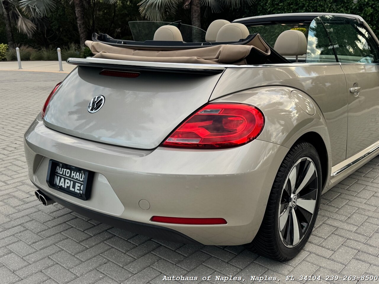 2013 Volkswagen Beetle Convertible 2.5L   - Photo 6 - Naples, FL 34104