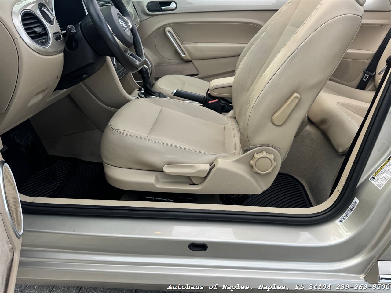 2013 Volkswagen Beetle Convertible 2.5L   - Photo 19 - Naples, FL 34104