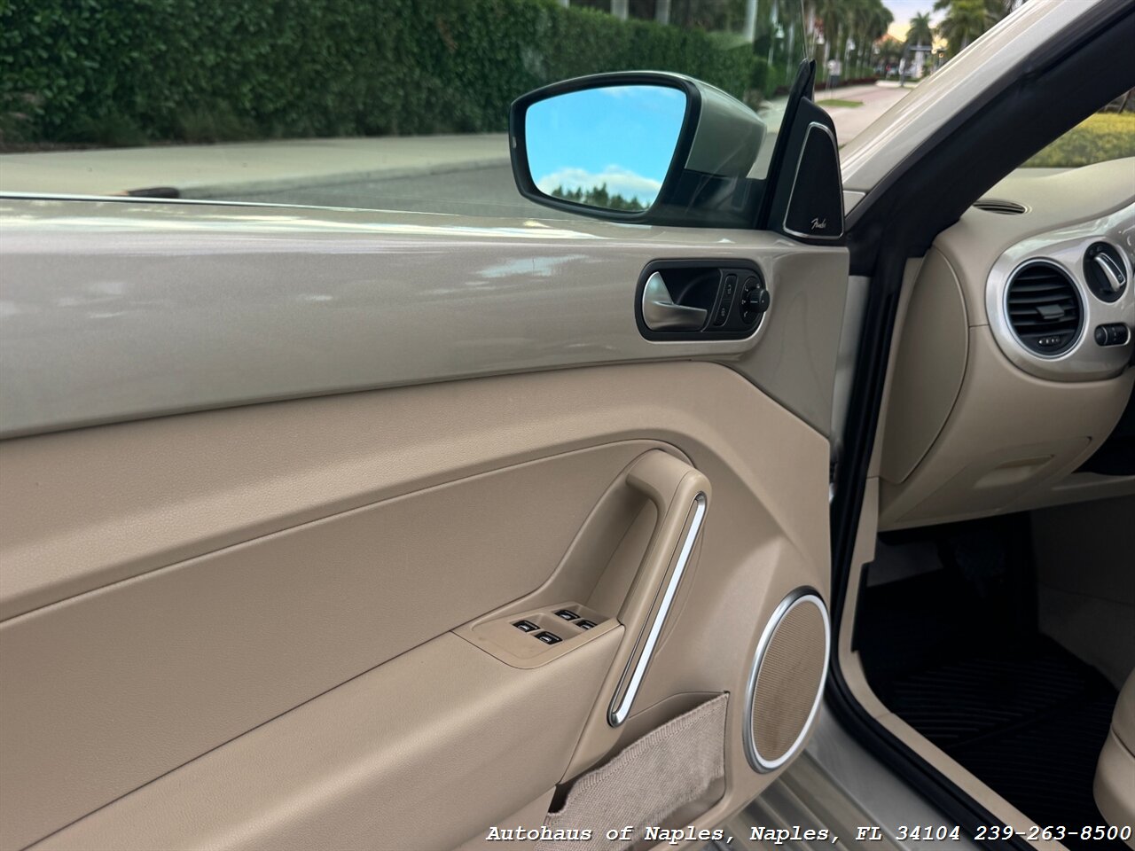2013 Volkswagen Beetle Convertible 2.5L   - Photo 28 - Naples, FL 34104