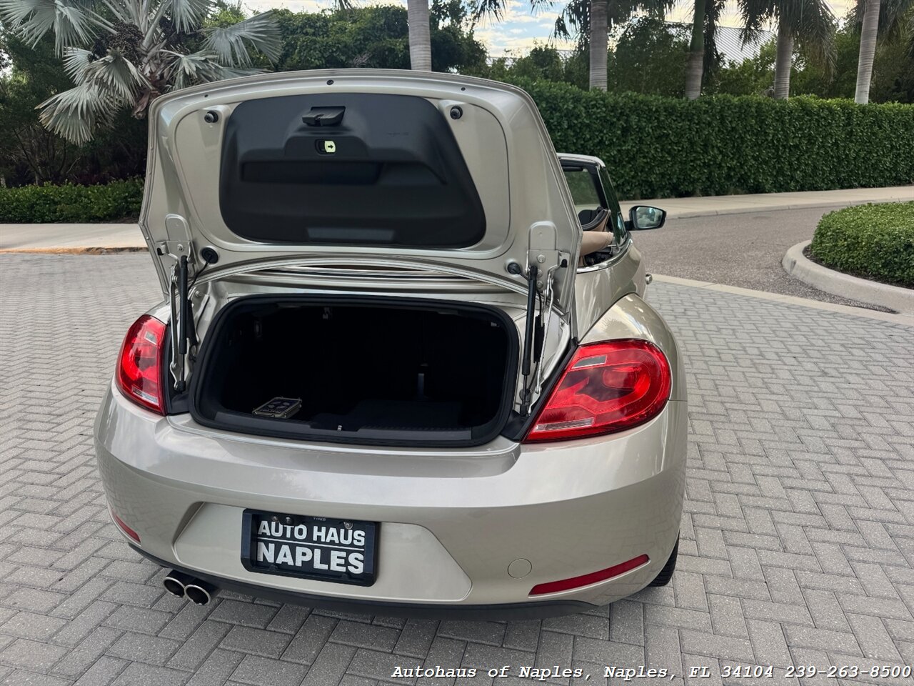 2013 Volkswagen Beetle Convertible 2.5L   - Photo 7 - Naples, FL 34104