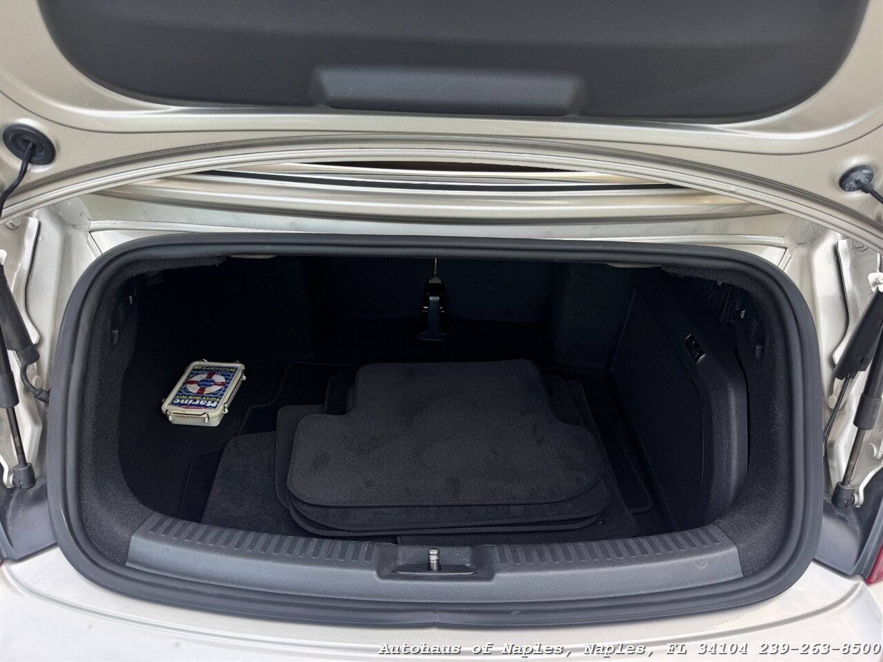 2013 Volkswagen Beetle Convertible 2.5L   - Photo 8 - Naples, FL 34104
