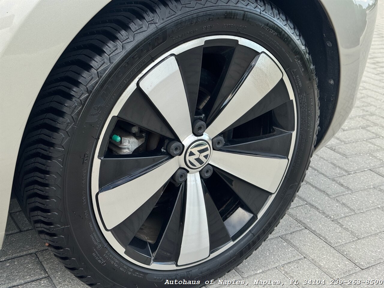 2013 Volkswagen Beetle Convertible 2.5L   - Photo 15 - Naples, FL 34104