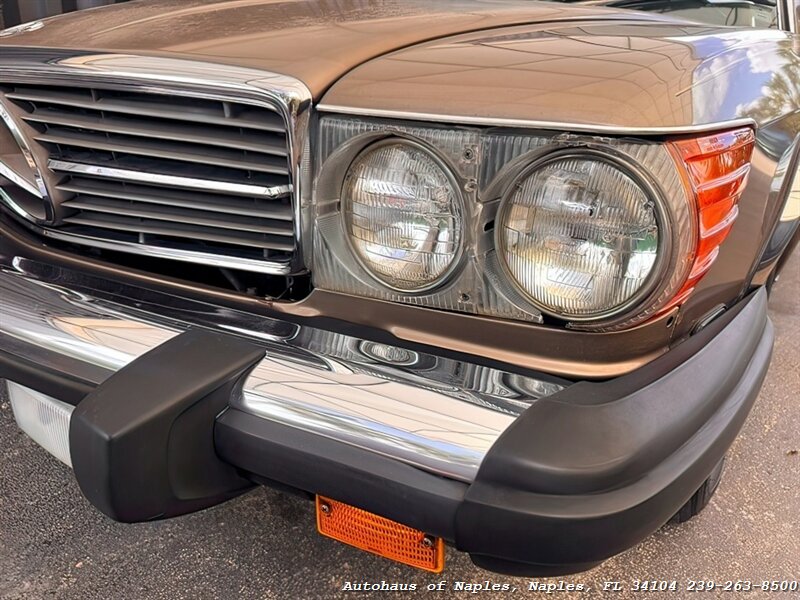 1986 Mercedes-Benz 560-Class 560 SL   - Photo 16 - Naples, FL 34104