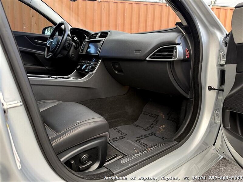 2018 Jaguar XE 25t Prestige   - Photo 29 - Naples, FL 34104