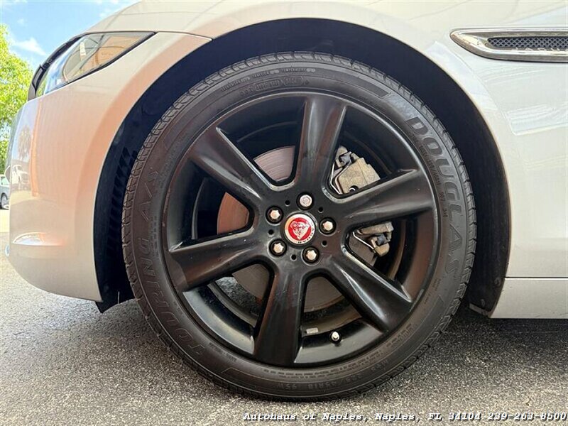 2018 Jaguar XE 25t Prestige   - Photo 12 - Naples, FL 34104
