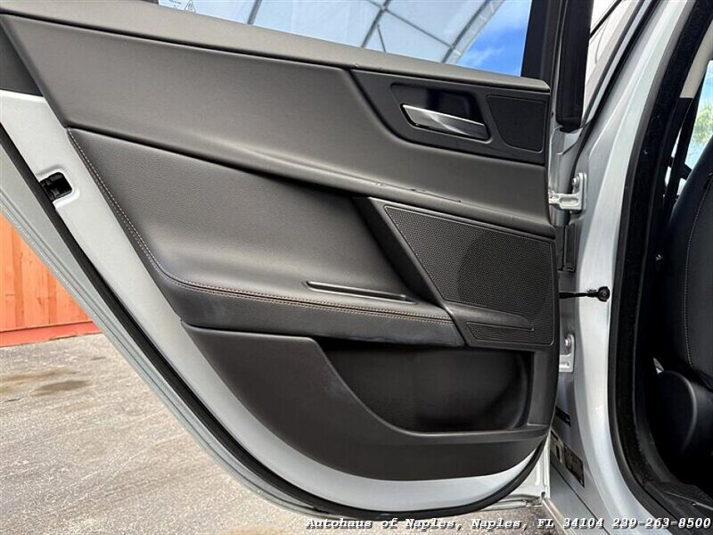 2018 Jaguar XE 25t Prestige   - Photo 28 - Naples, FL 34104