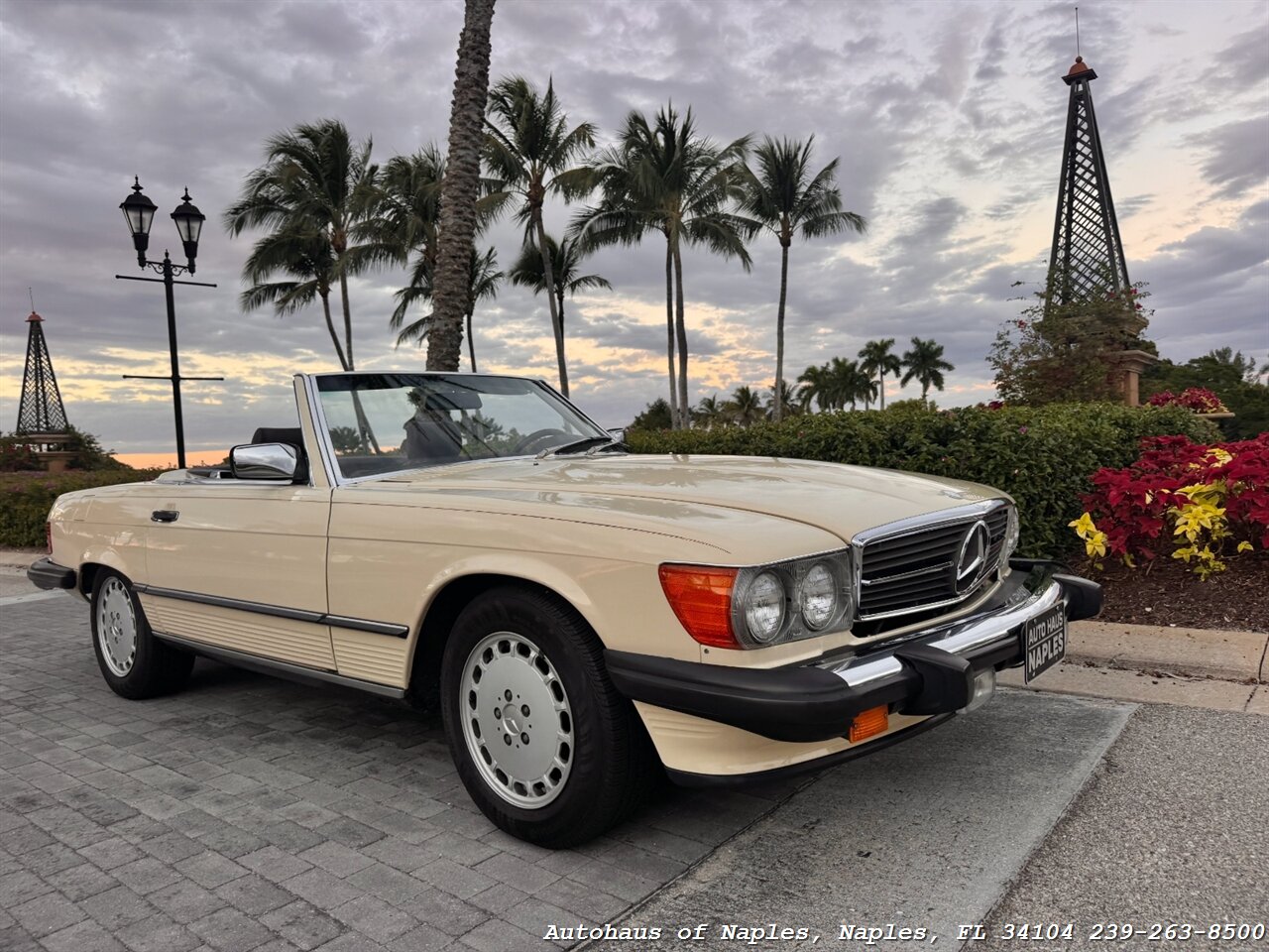 1988 Mercedes-Benz 560 SL   - Photo 1 - Naples, FL 34104