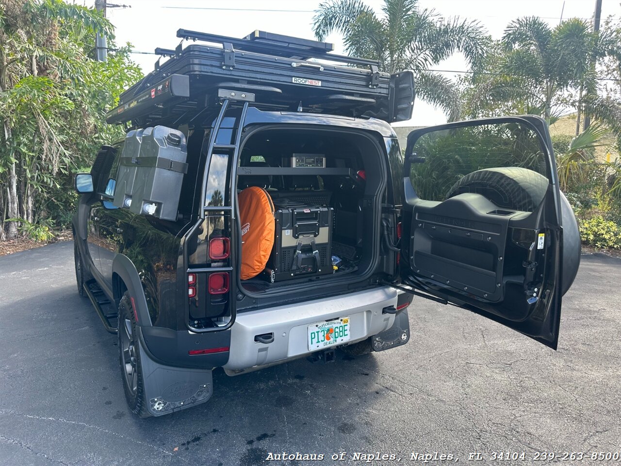 2023 Land Rover Defender 110 S   - Photo 8 - Naples, FL 34104