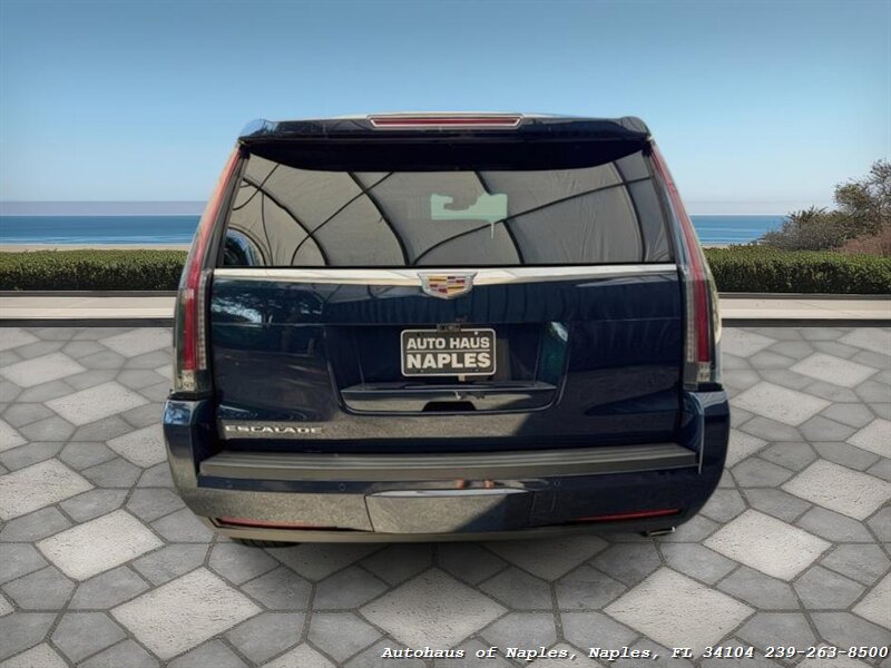 2017 Cadillac Escalade Luxury photo 3