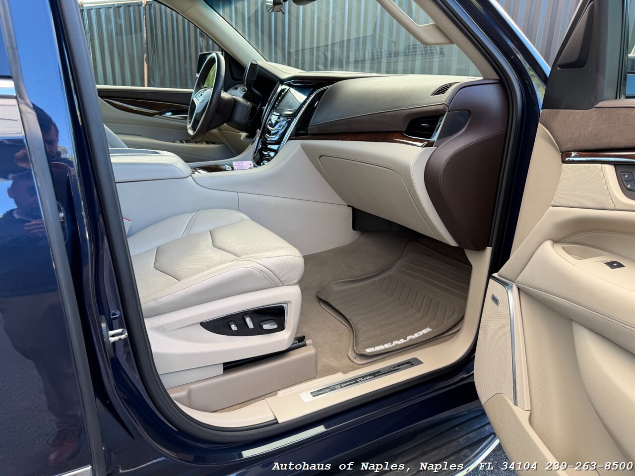 2017 Cadillac Escalade Luxury   - Photo 32 - Naples, FL 34104