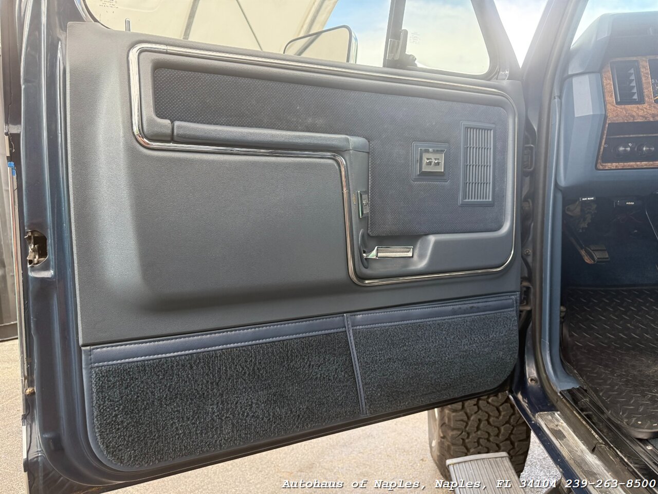 1986 Ford Bronco XLT 2dr XLT   - Photo 26 - Naples, FL 34104