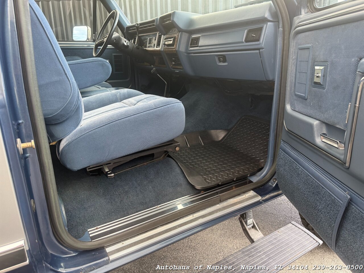 1986 Ford Bronco XLT 2dr XLT   - Photo 27 - Naples, FL 34104