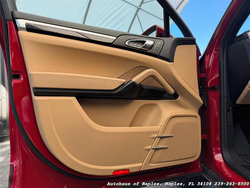 2016 Porsche Cayenne - Photo 12 - Naples, FL 34104