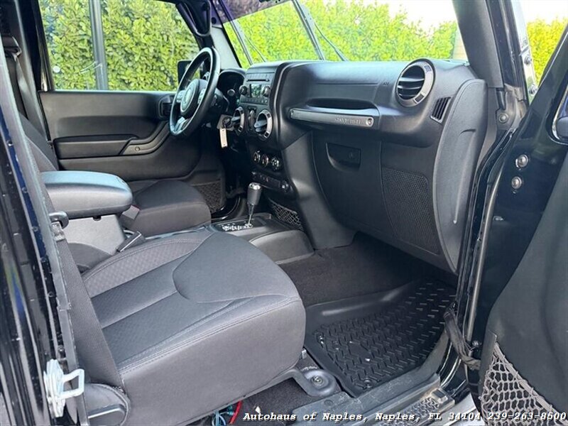 2017 Jeep Wrangler Unlimited Sport   - Photo 31 - Naples, FL 34104