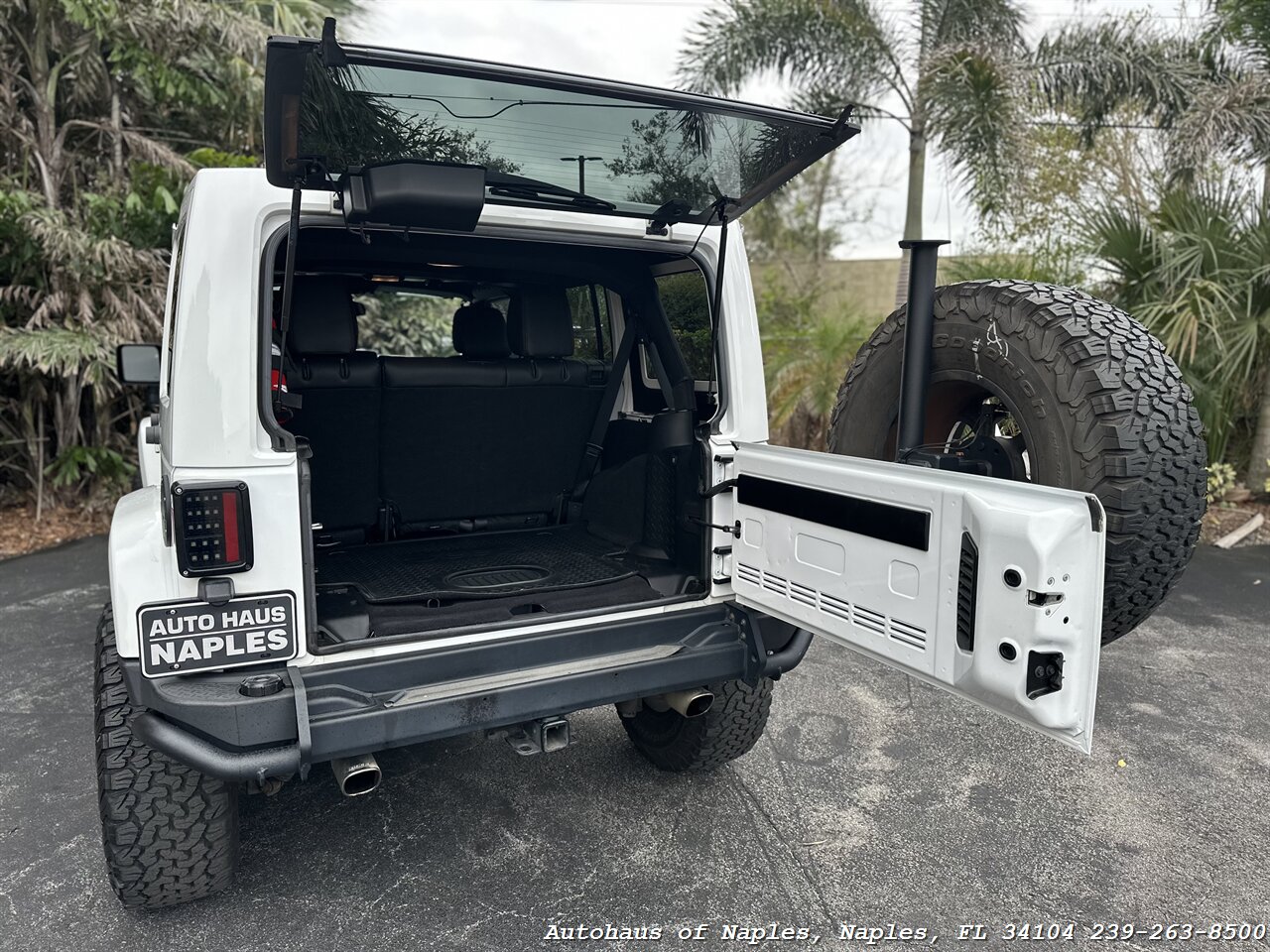 2016 Jeep Wrangler Unlimited Rubicon   - Photo 24 - Naples, FL 34104