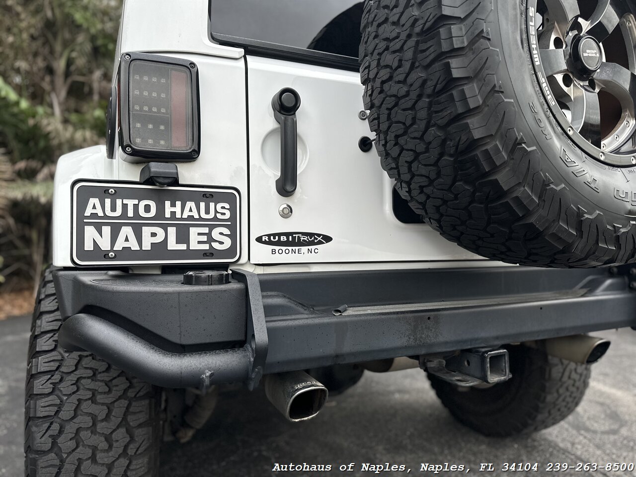 2016 Jeep Wrangler Unlimited Rubicon   - Photo 14 - Naples, FL 34104