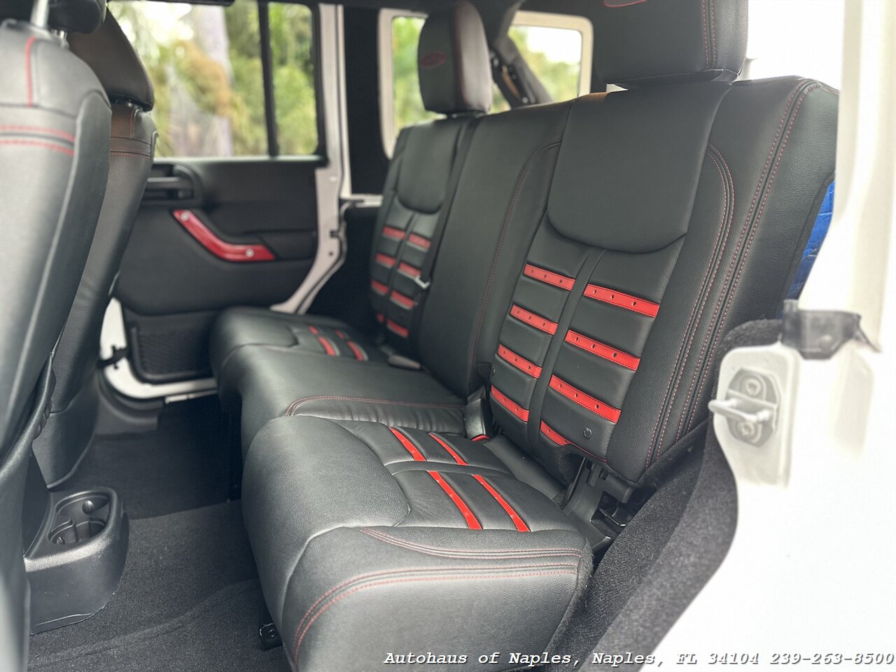 2016 Jeep Wrangler Unlimited Rubicon   - Photo 32 - Naples, FL 34104