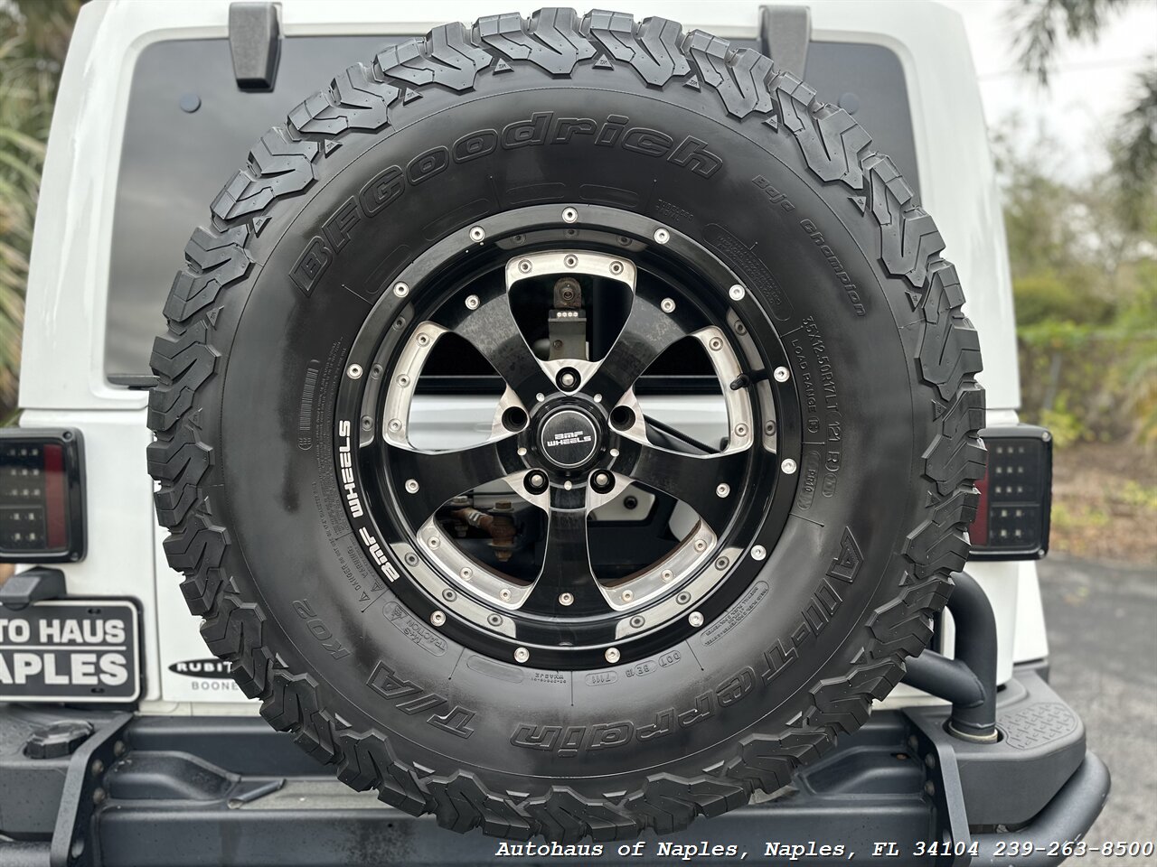 2016 Jeep Wrangler Unlimited Rubicon   - Photo 15 - Naples, FL 34104