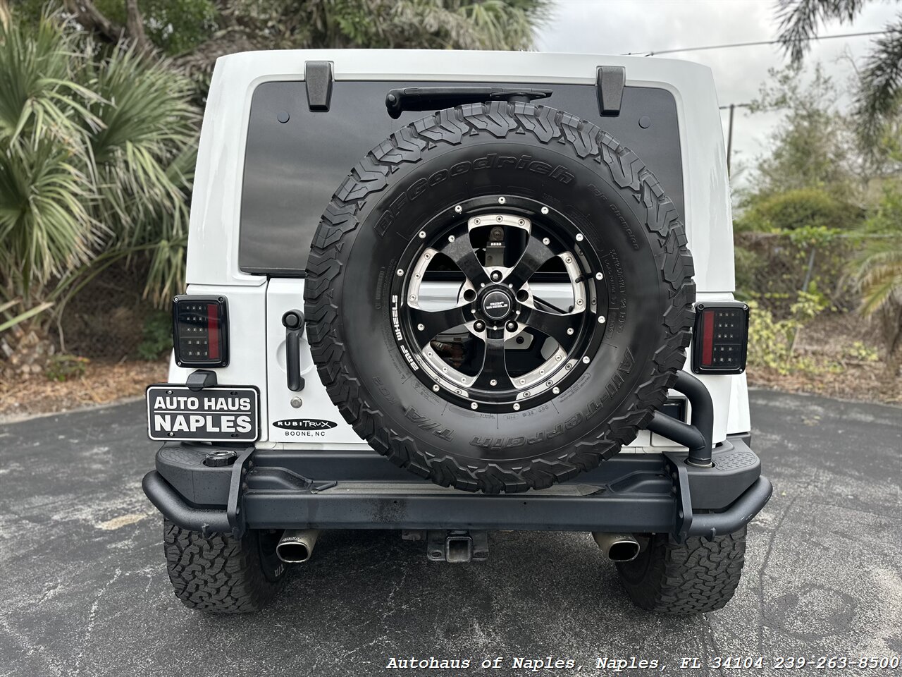 2016 Jeep Wrangler Unlimited Rubicon   - Photo 12 - Naples, FL 34104