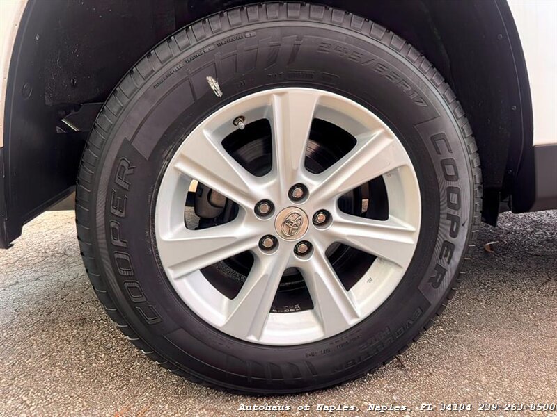 2012 Toyota Highlander   - Photo 20 - Naples, FL 34104