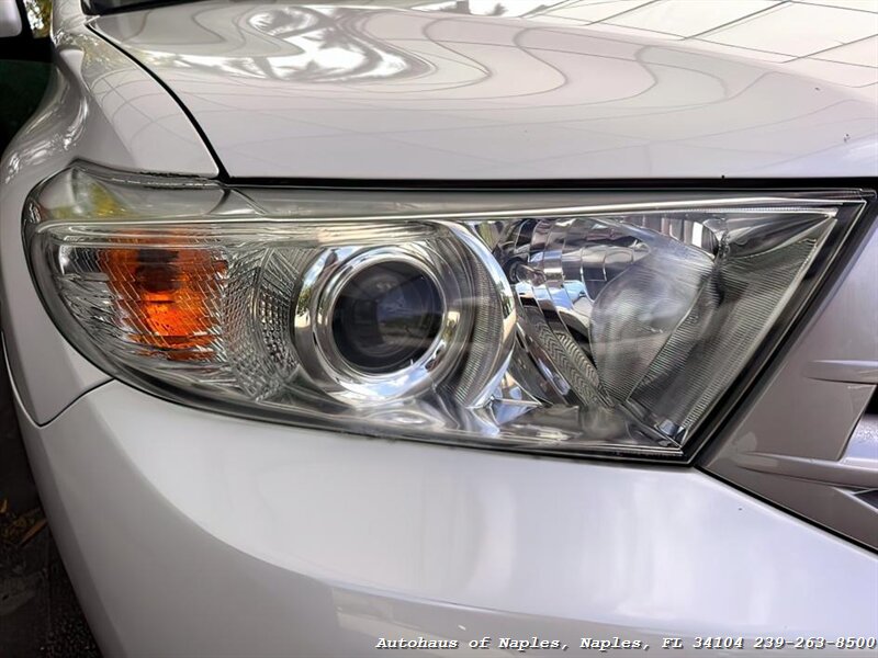 2012 Toyota Highlander   - Photo 18 - Naples, FL 34104