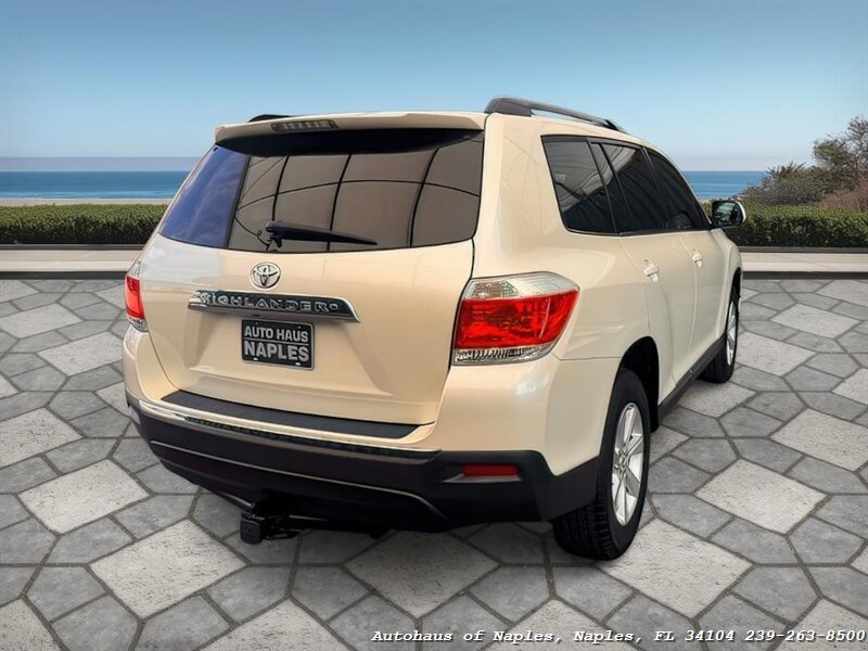 2012 Toyota Highlander   - Photo 4 - Naples, FL 34104