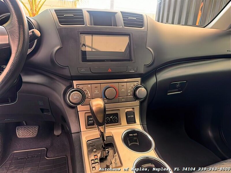 2012 Toyota Highlander   - Photo 32 - Naples, FL 34104