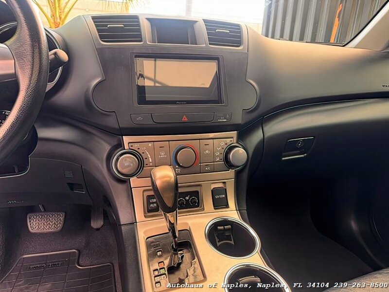 2012 Toyota Highlander   - Photo 9 - Naples, FL 34104