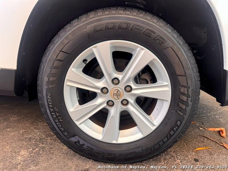 2012 Toyota Highlander   - Photo 21 - Naples, FL 34104