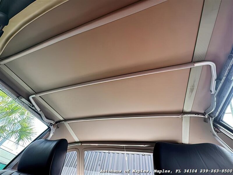 1986 Mercedes-Benz 560-Class 560 SL   - Photo 12 - Naples, FL 34104