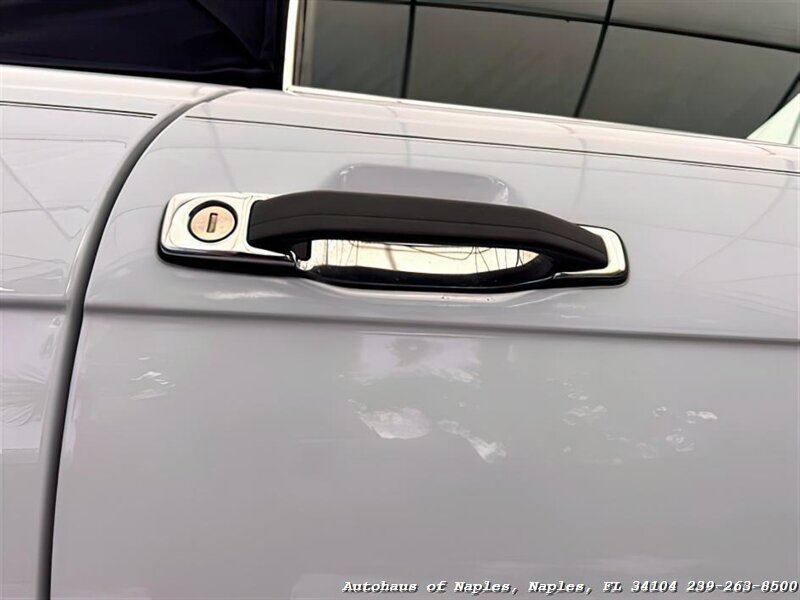 1986 Mercedes-Benz 560-Class 560 SL   - Photo 32 - Naples, FL 34104