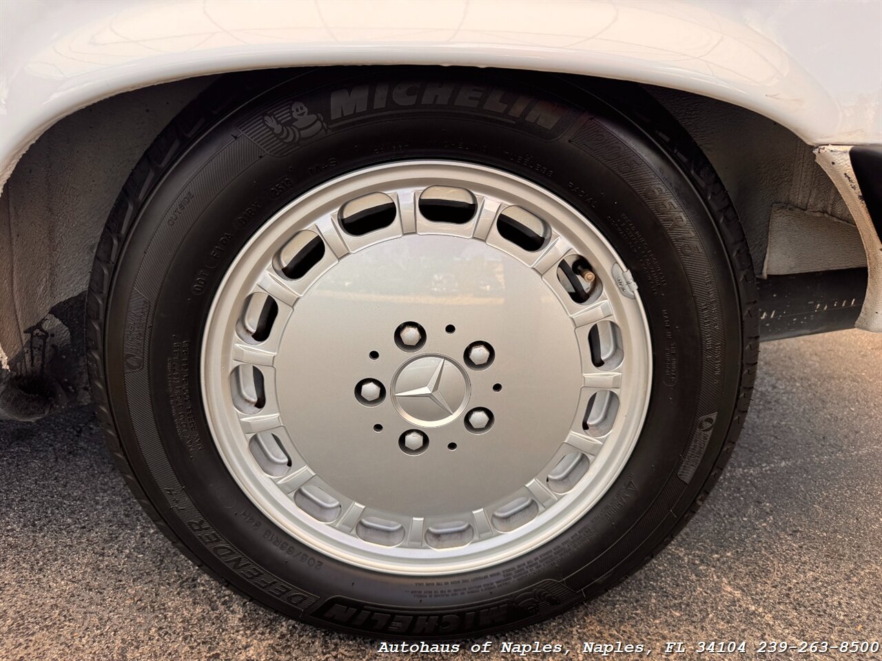 1986 Mercedes-Benz 560-Class 560 SL   - Photo 37 - Naples, FL 34104