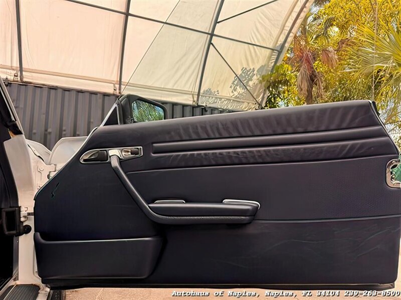 1986 Mercedes-Benz 560-Class 560 SL   - Photo 16 - Naples, FL 34104
